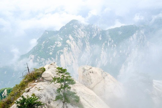 Thử thách ú tim khi đến ngôi chùa cheo leo trên đỉnh núi - Ảnh 12.