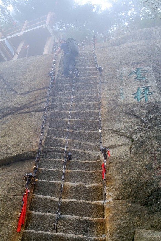 Thử thách ú tim khi đến ngôi chùa cheo leo trên đỉnh núi - Ảnh 14.
