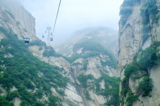 Thử thách ú tim khi đến ngôi chùa cheo leo trên đỉnh núi - Ảnh 8.