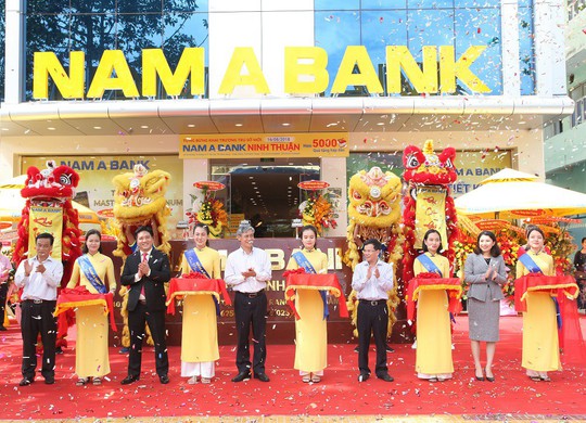 Khai trương trụ sở mới, Nam A Bank Ninh Thuận tặng 5.000 phần quà cho khách hàng - Ảnh 1.