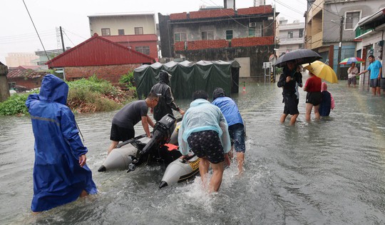 Trung Quốc cháy lớn, Đài Loan lụt sâu - Ảnh 8.
