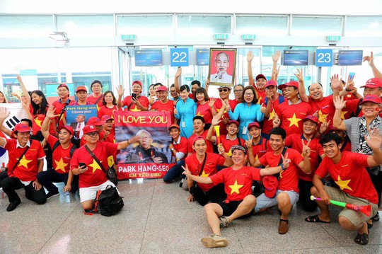 CĐV nhuộm đỏ các chuyến bay sang Jakarta tiếp lửa cho Olympic Việt Nam - Ảnh 2.