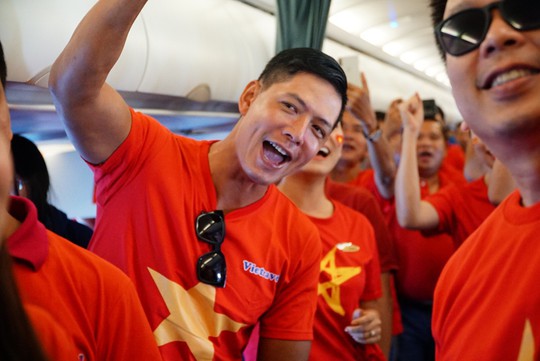 CĐV nhuộm đỏ các chuyến bay sang Jakarta tiếp lửa cho Olympic Việt Nam - Ảnh 24.