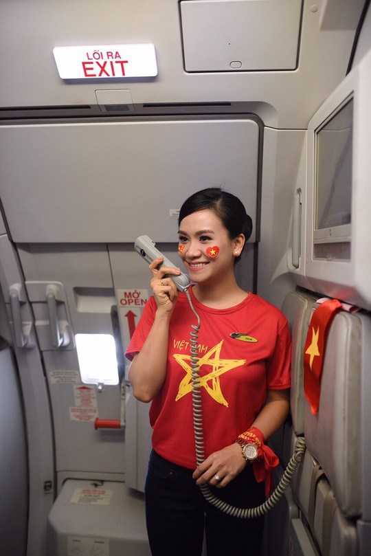 CĐV nhuộm đỏ các chuyến bay sang Jakarta tiếp lửa cho Olympic Việt Nam - Ảnh 9.