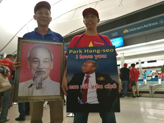 CĐV nhuộm đỏ các chuyến bay sang Jakarta tiếp lửa cho Olympic Việt Nam - Ảnh 18.