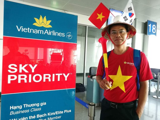 CĐV nhuộm đỏ các chuyến bay sang Jakarta tiếp lửa cho Olympic Việt Nam - Ảnh 19.
