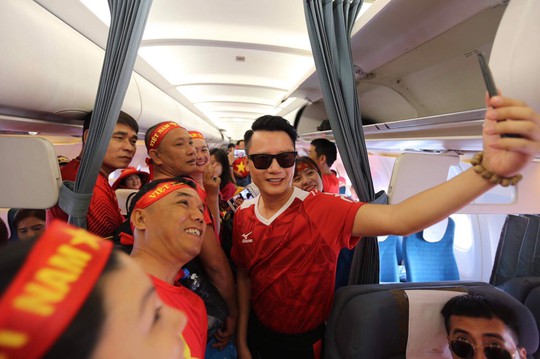 CĐV nhuộm đỏ các chuyến bay sang Jakarta tiếp lửa cho Olympic Việt Nam - Ảnh 20.