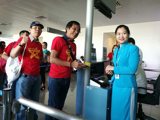 CĐV nhuộm đỏ các chuyến bay sang Jakarta tiếp lửa cho Olympic Việt Nam - Ảnh 23.