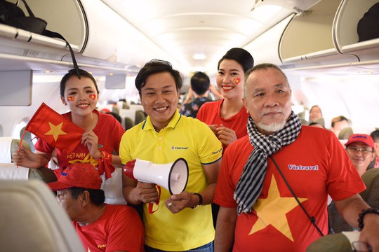 CĐV nhuộm đỏ các chuyến bay sang Jakarta tiếp lửa cho Olympic Việt Nam - Ảnh 5.