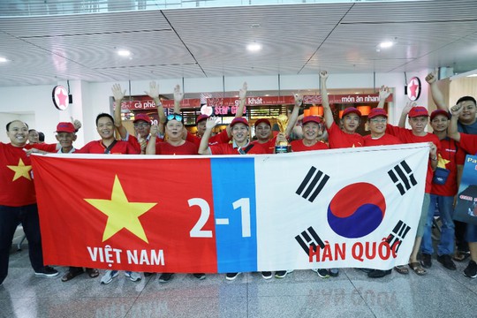 CĐV nhuộm đỏ các chuyến bay sang Jakarta tiếp lửa cho Olympic Việt Nam - Ảnh 27.