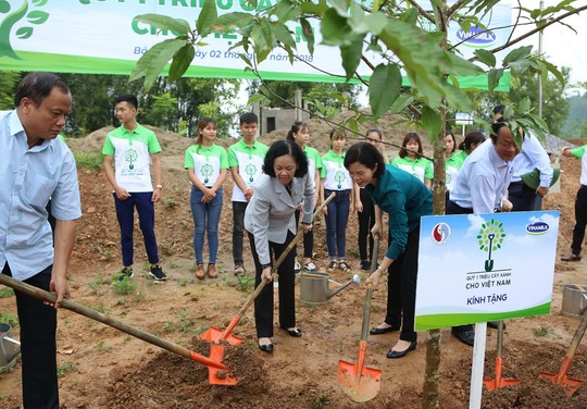 “Uống nước nhớ nguồn”, Vinamilk trồng 100.000 cây xanh tại khu di tích lịch sử quốc gia Nà Tu - Ảnh 1.