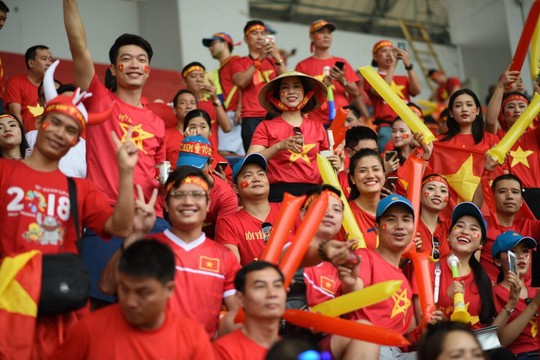Cổ động viên vẫn đổ xô sang Indonesia ủng hộ Olympic Việt Nam - Ảnh 1.