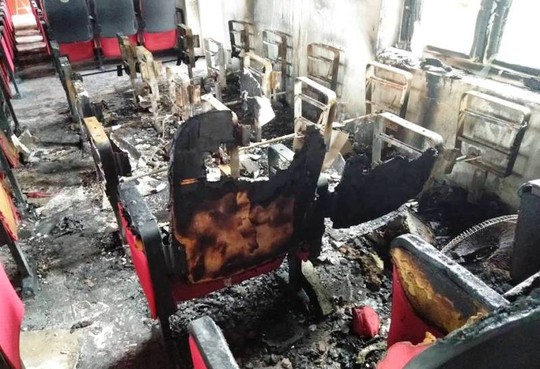 Điều tra vụ cháy hội trường UBND xã sau tiếng nổ, thiệt hại 580 triệu đồng - Ảnh 2.