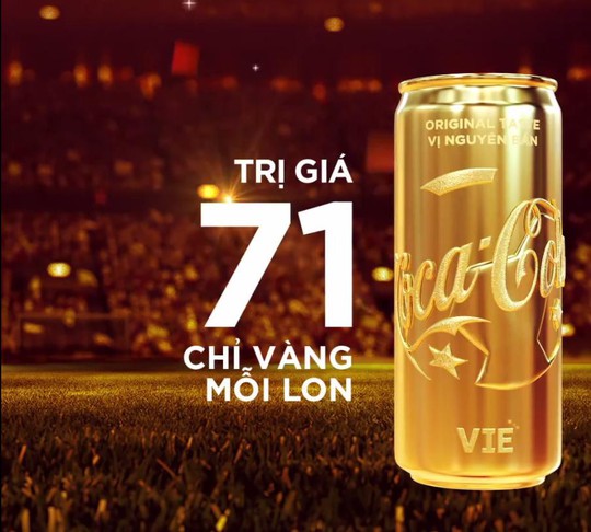 Coca-Cola trao tặng lon vàng thay lời chúc mừng đến đội tuyển Việt Nam - Ảnh 1.