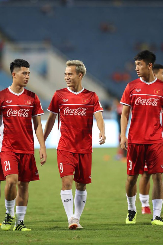 Coca-Cola trao tặng lon vàng thay lời chúc mừng đến đội tuyển Việt Nam - Ảnh 2.