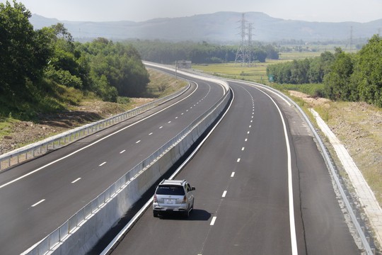 Ngắm cao tốc hơn 34.500 tỉ đầu tiên ở miền Trung trước ngày thông xe - Ảnh 16.