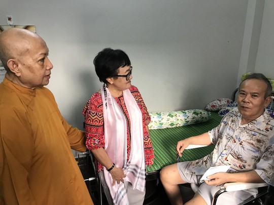 Cầu nguyện cho chồng, vợ NSƯT Giang Châu xuống tóc quy y - Ảnh 6.