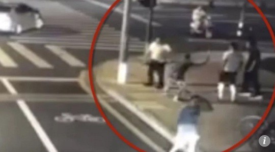 Tranh cãi nảy lửa vụ người đi xe đạp điện tự vệ chém chết tài xế ô tô - Ảnh 1.
