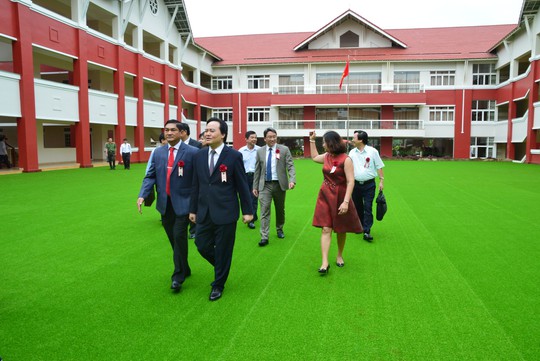 Bộ trưởng Phùng Xuân Nhạ lên Tây nguyên dự khánh thành trường dân lập - Ảnh 1.