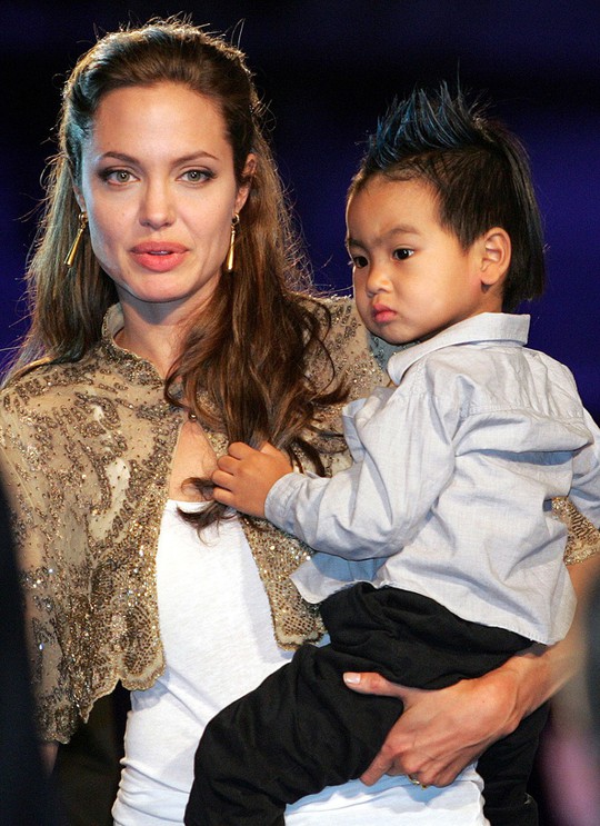 Maddox nhà Angelina Jolie đã tròn 17 tuổi, đẹp trai, lịch lãm - Ảnh 1.