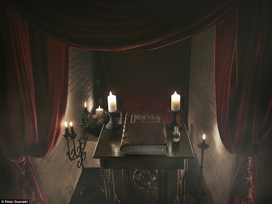 Bên trong lâu đài có thật của Bá tước Dracula - Ảnh 2.