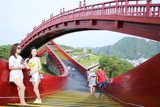 Du lịch Quảng Ninh tiến gần hơn đến ngôi vương - Ảnh 2. Du lịch Quảng Ninh tiến gần hơn đến ngôi vương - Ảnh 2.