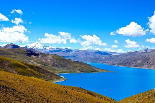 Ấn tượng với hồ lam ngọc trên đỉnh thiêng Tây Tạng - Ảnh 1.