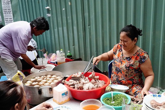 Quán bánh canh bán bò viên to như bóng tennis ở Sài Gòn - Ảnh 1.