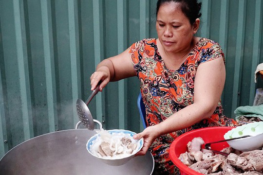 Quán bánh canh bán bò viên to như bóng tennis ở Sài Gòn - Ảnh 2. Quán bánh canh bán bò viên to như bóng tennis ở Sài Gòn - Ảnh 2.