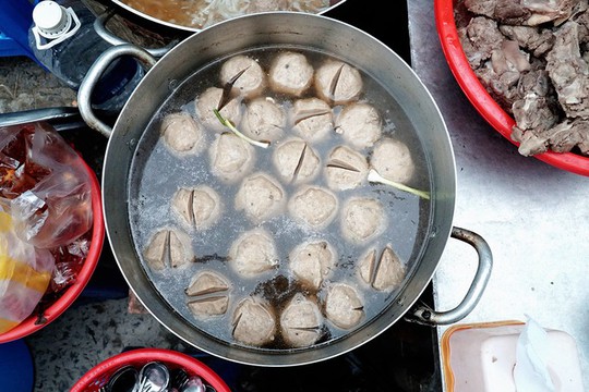 Quán bánh canh bán bò viên to như bóng tennis ở Sài Gòn - Ảnh 3. Quán bánh canh bán bò viên to như bóng tennis ở Sài Gòn - Ảnh 3.