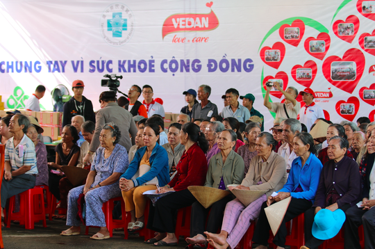 Hơn 2.000 người được khám và cấp thuốc miễn phí - Ảnh 1. Hơn 2.000 người được khám và cấp thuốc miễn phí - Ảnh 1.