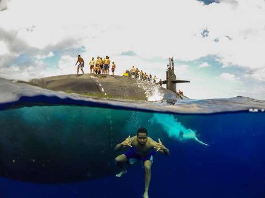 Choáng ngợp cảnh thủy thủ Mỹ bơi cạnh tàu ngầm hạt nhân - Ảnh 1.