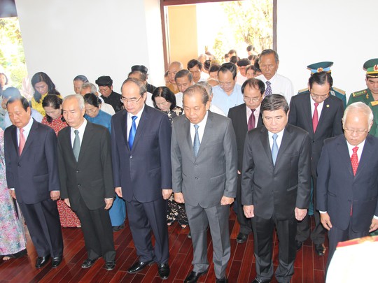 Lãnh đạo TP HCM dâng hương Chủ tịch Hồ Chí Minh - Ảnh 4.