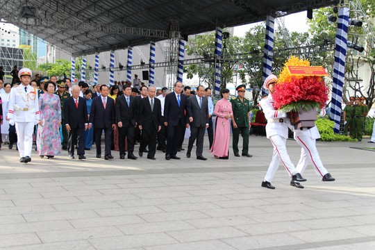 Lãnh đạo TP HCM dâng hương Chủ tịch Hồ Chí Minh - Ảnh 1.