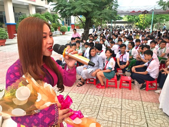 Nghệ sĩ Bình Tinh dốc sức đưa sân khấu vào trường học - Ảnh 1.
