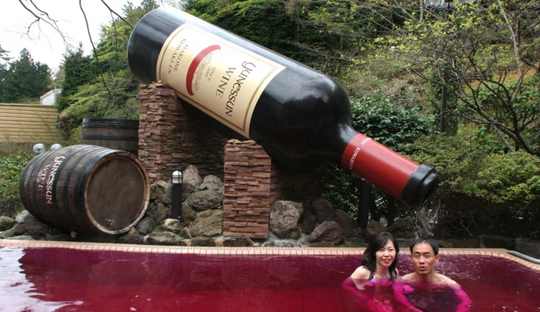 Spa Nhật cho khách tắm trong rượu vang, nước cam - Ảnh 1.