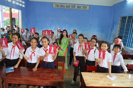 Trao tặng 101 tủ sách cho học sinh tại Quảng Ngãi - Ảnh 4.