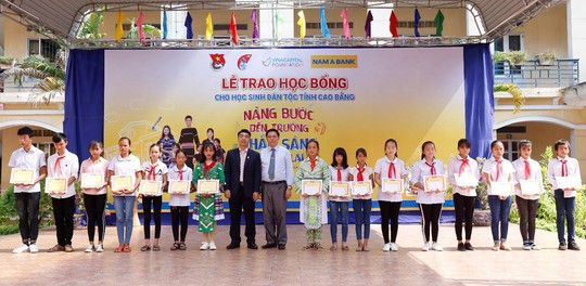 Nam A Bank mang học bổng đến học sinh dân tộc thiểu số tỉnh Cao Bằng - Ảnh 1.