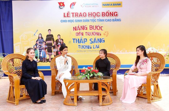 Nam A Bank mang học bổng đến học sinh dân tộc thiểu số tỉnh Cao Bằng - Ảnh 2.