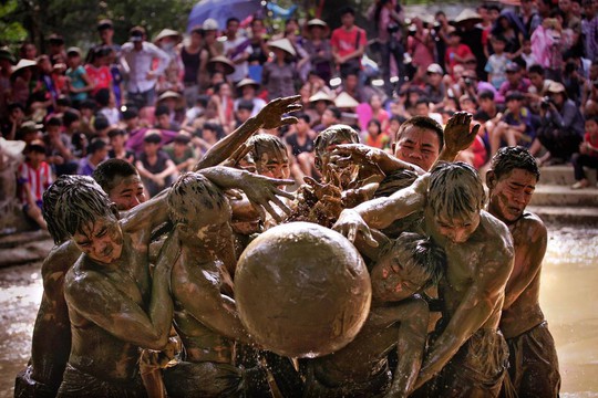 Lễ hội vật cầu bùn ở Bắc Giang lên báo Mỹ - Ảnh 1.