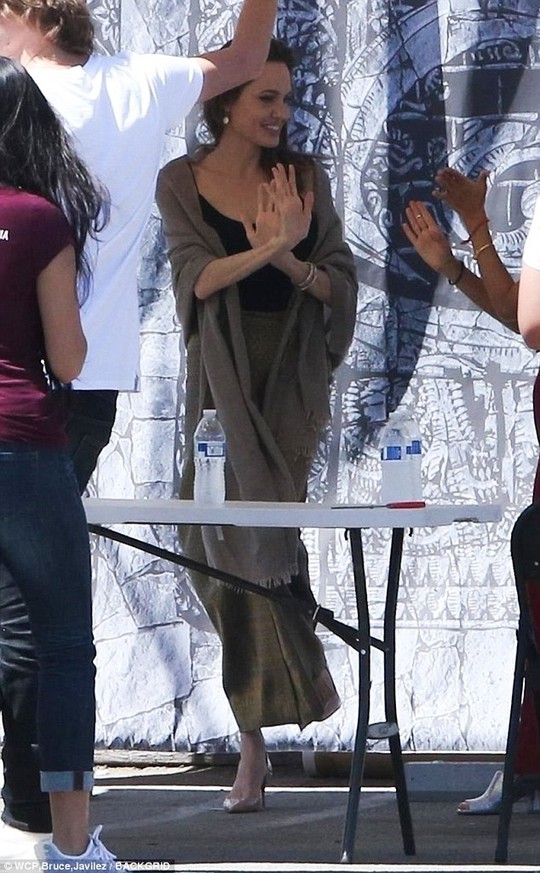 Angelina Jolie hết lòng ủng hộ điện ảnh Campuchia - Ảnh 3.