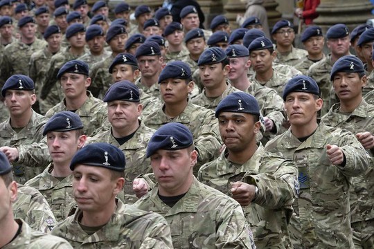 Bộ Quốc phòng Anh bị lộ hóa đơn sốc chi cho binh sĩ sửa ngực - Ảnh 1.
