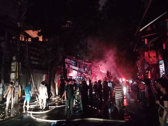 Cháy lớn gần Bệnh viện Nhi Trung ương, khẩn cấp sơ tán bệnh nhân - Ảnh 4.