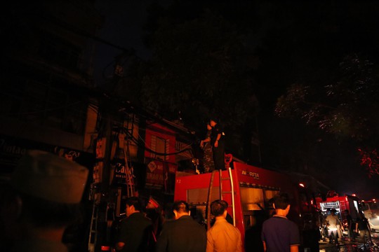 Cháy lớn gần Bệnh viện Nhi Trung ương, khẩn cấp sơ tán bệnh nhân - Ảnh 14.