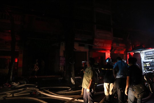 Cháy lớn gần Bệnh viện Nhi Trung ương, khẩn cấp sơ tán bệnh nhân - Ảnh 15.