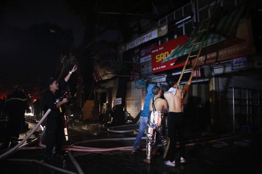 Cháy lớn gần Bệnh viện Nhi Trung ương, khẩn cấp sơ tán bệnh nhân - Ảnh 16.