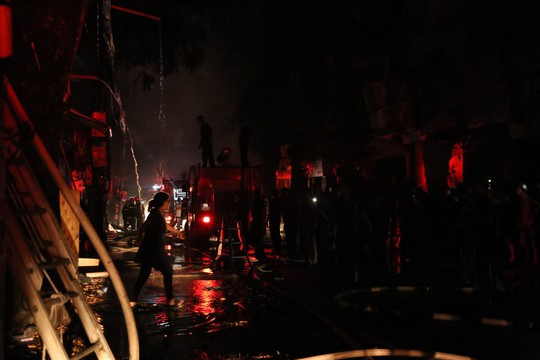 Cháy lớn gần Bệnh viện Nhi Trung ương, khẩn cấp sơ tán bệnh nhân - Ảnh 17.