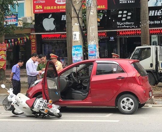 Tài xế ô tô mở cửa bất cẩn, nữ sinh đi xe máy trọng thương - Ảnh 1.