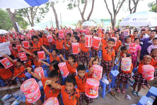 Quỹ sữa Vươn cao Việt Nam và Vinamilk trao 66.000 ly sữa cho trẻ em Vĩnh Phúc - Ảnh 2.