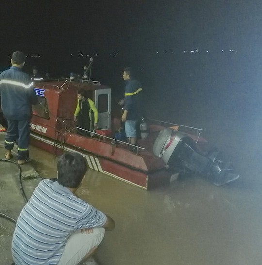 Đứng cạnh bờ sông, một Việt kiều 78 tuổi rơi xuống nước mất tích - Ảnh 1.